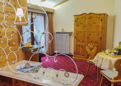 Haus Schmidt_Ferienwohnung2_Essecke mit gedecktem Frühstückstisch2