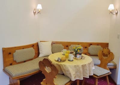Haus Schmidt_Ferienwohnung2_Essecke mit gedecktem Frühstückstisch