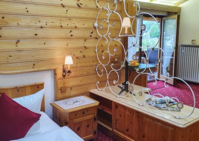 Haus Schmidt_Ferienwohnung2_Blick vom Bett zum Balkon
