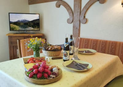 gedeckter Brotzeittisch in FEWO 1 Haus Schmidt