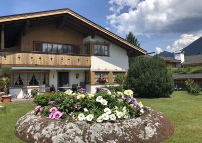 Haus Krause mit Blumen